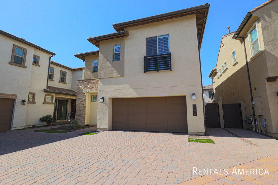 1702 S Follett Way in Gilbert, AZ - Building Photo