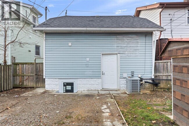 242 Josephine Ave in Windsor, ON - Foto de edificio - Building Photo