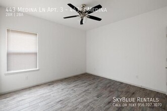 443 Medina Drive Service Rd in Alamo, TX - Foto de edificio - Building Photo