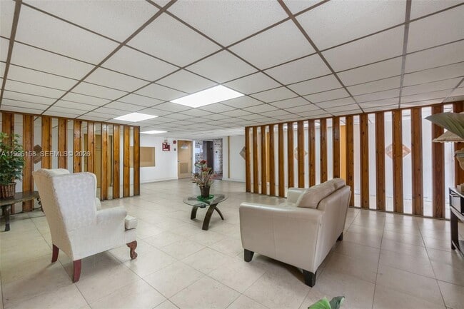 6130 W 19th Ave in Hialeah, FL - Foto de edificio - Building Photo