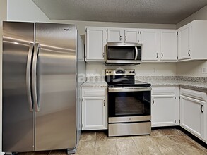 528 Woodfield Cir in Avon, IN - Building Photo - Building Photo