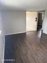 8 Kendall Dr in Sayreville, NJ - Building Photo - Building Photo