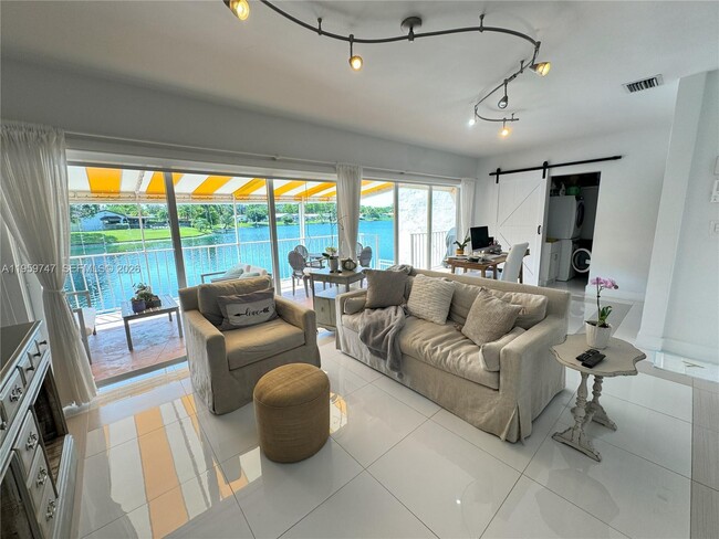 7002 Holly Rd in Miami Lakes, FL - Building Photo - Building Photo