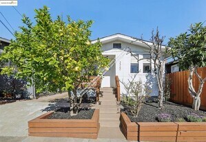 3360 Arizona St in Oakland, CA - Building Photo