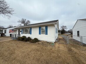1001 Loekes Dr in Florissant, MO - Building Photo - Building Photo