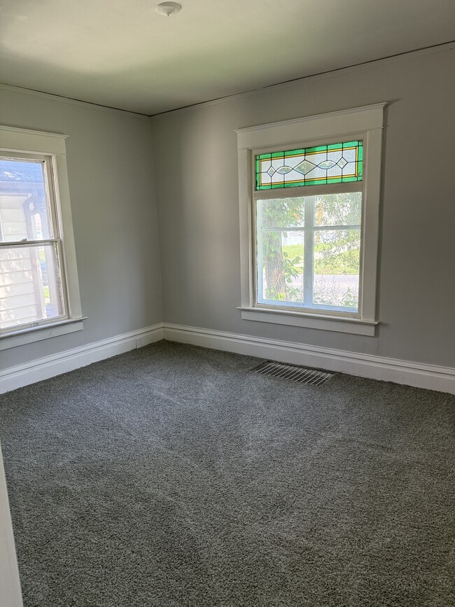 property at 818 W Nowland Ave