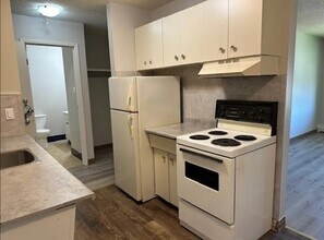 9108-9127 127 Ave NW in Edmonton, AB - Building Photo - Building Photo