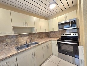 10090 NW 80th Ct in Hialeah Gardens, FL - Foto de edificio - Building Photo