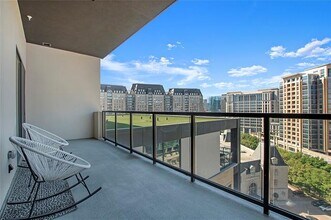 2620 Maple Ave in Dallas, TX - Building Photo - Building Photo