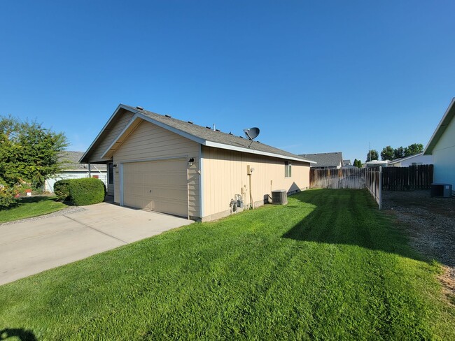 7803 Savary Dr in Pasco, WA - Building Photo - Building Photo