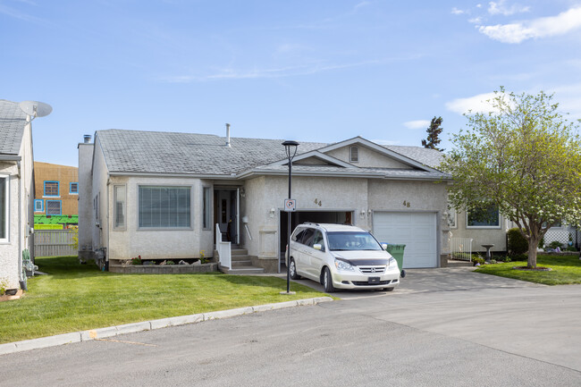 35 Rundlelawn NE in Calgary, AB - Building Photo - Building Photo