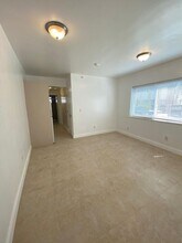 220 Collins Ave in Miami, FL - Building Photo - Building Photo