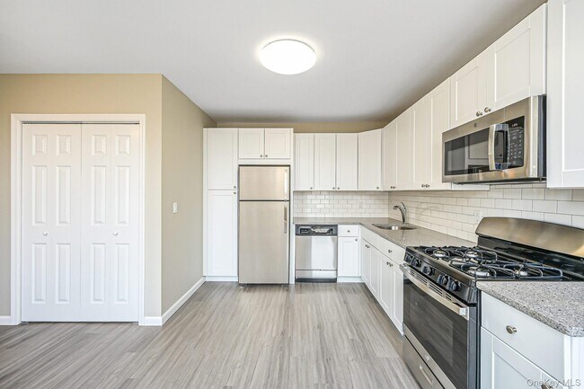 463-465 E Main St in Islip, NY - Building Photo - Building Photo