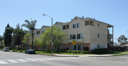 South Broadway Apartments in Santa Ana, CA - Foto de edificio - Building Photo