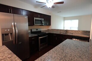 1070 Woodhill Ct in Elgin, IL - Building Photo