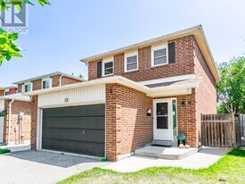 28 Huntley Ct in Brampton, ON - Building Photo