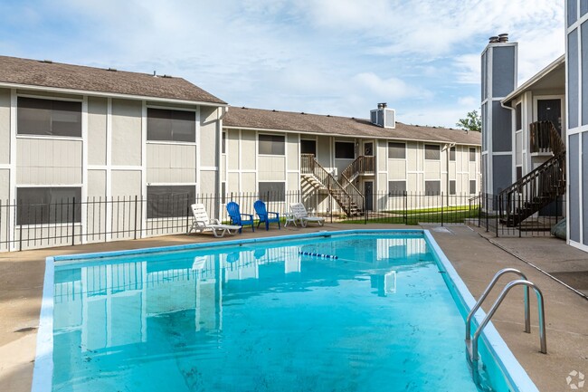 Whitehall Apartments in Topeka, KS - Building Photo - Building Photo