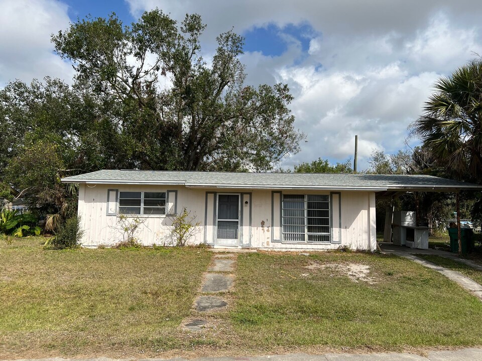 22144 Montrose Ave in Port Charlotte, FL - Building Photo