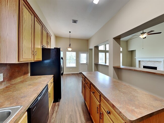 4919 Chase Wick Dr in Bacliff, TX - Foto de edificio - Building Photo