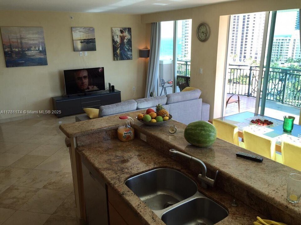 17555 Atlantic Blvd, Unit PH2 in Sunny Isles Beach, FL - Building Photo