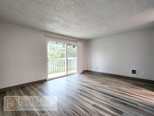 5704 SW Beaverton Hillsdale Hwy in Portland, OR - Building Photo - Building Photo