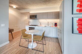 174 N Desplaines St in Chicago, IL - Foto de edificio - Building Photo