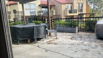 605 Bay Hill Dr in Newport Beach, CA - Building Photo