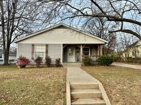 819 W Emerson St in Paragould, AR - Building Photo