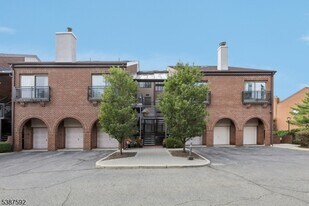 5 Millay Ct in Teaneck, NJ - Building Photo