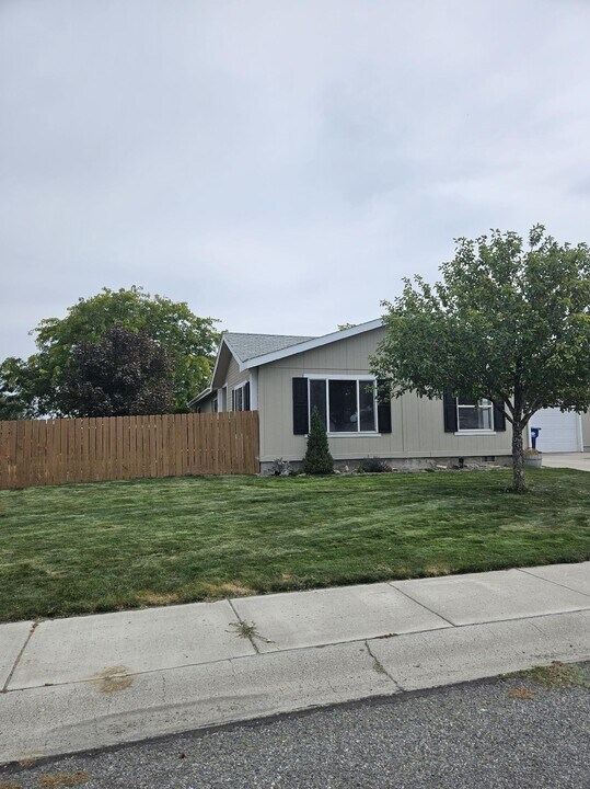 1507 Erin Way in Filer, ID - Building Photo