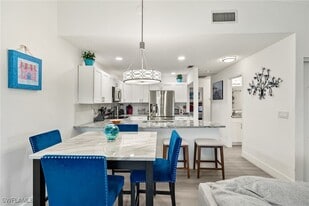 6326 Royal Woods Dr in Ft. Myers, FL - Building Photo