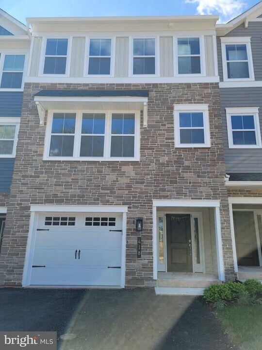 418 Sydney Ln in Lansdale, PA - Building Photo
