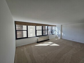 3440 N Lake Shore Dr, Unit 5F in Chicago, IL - Building Photo - Building Photo