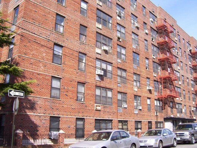 10-12 Nameoke St in Far Rockaway, NY - Foto de edificio - Building Photo