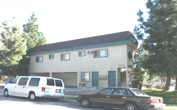 22734 8th St in Santa Clarita, CA - Foto de edificio - Building Photo