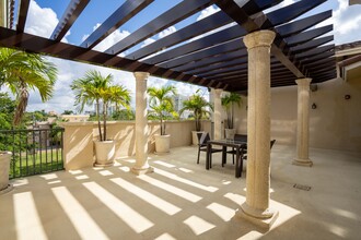 300 Majorca Ave in Coral Gables, FL - Foto de edificio - Building Photo