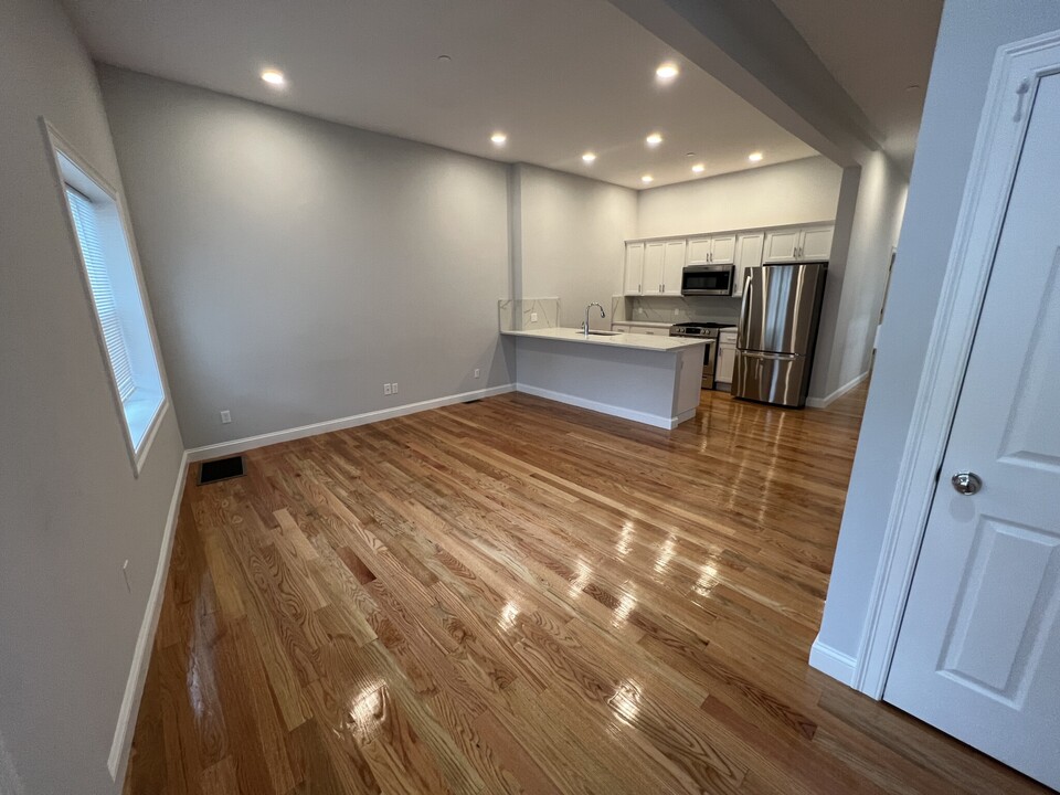 130 Cross St, Unit 1T in Somerville, MA - Foto de edificio