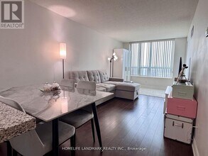 48 Suncrest Blvd in Markham, ON - Building Photo - Building Photo