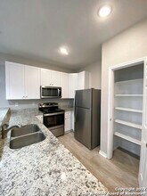 6910 Crestway Rd in San Antonio, TX - Building Photo - Building Photo