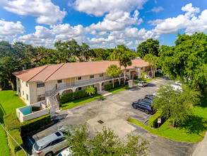 Ascot Apartments in Coral Springs, FL - Foto de edificio - Building Photo