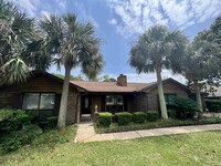 3021 Coral Strip Pkwy in Gulf Breeze, FL - Foto de edificio - Building Photo