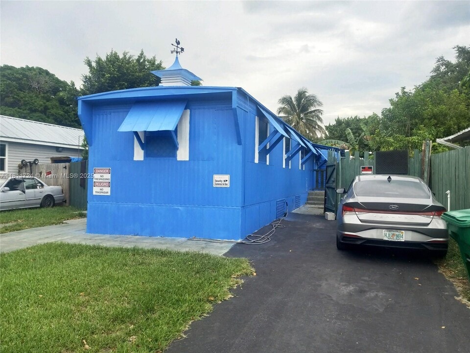 13161 SW 9th St in Davie, FL - Building Photo