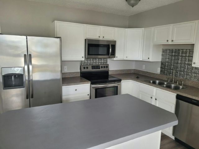 10675 Seminole Blvd