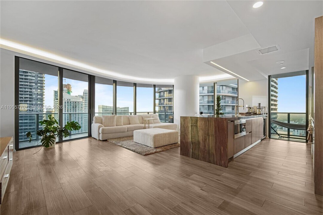 801 S Miami Ave in Miami, FL - Building Photo