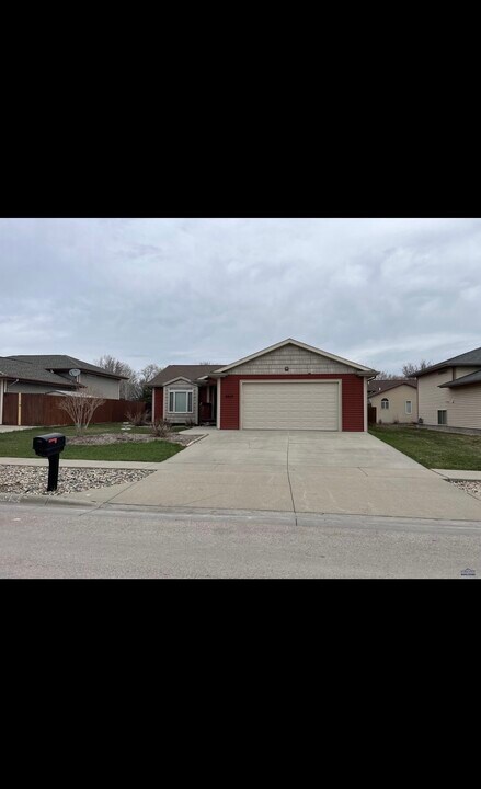 2914 Hoefer Ave in Rapid City, SD - Building Photo