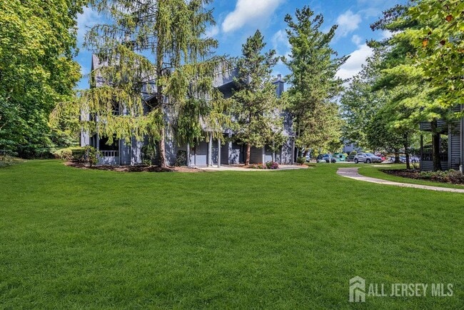 604 Woodhaven Dr in Edison, NJ - Building Photo - Building Photo