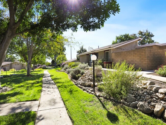 1619 Carmel Cir W in Upland, CA - Building Photo - Building Photo