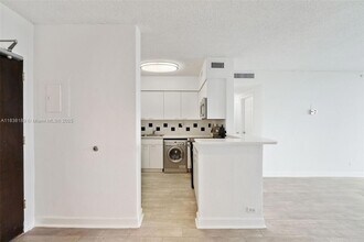 1500 Bay Rd, Unit S-1508 in Miami Beach, FL - Building Photo - Building Photo