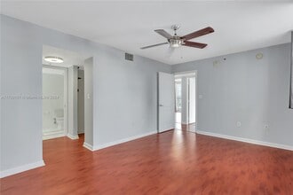 1200 Brickell Bay Dr, Unit #2024 in Miami, FL - Building Photo - Building Photo