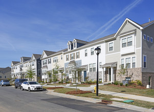 Hadley Park at Arrowood Station in Charlotte, NC - Building Photo - Building Photo